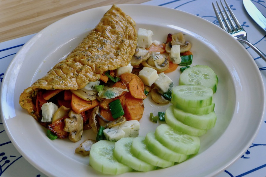 Gevulde omelet met zoete aardappel, gorgonzola en champignons recept - koolhydraatarm genieten begint bij con-serveert.nl