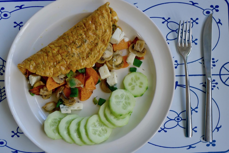 Gevulde omelet met zoete aardappel, gorgonzola en champignons recept - koolhydraatarm genieten begint bij con-serveert.nl