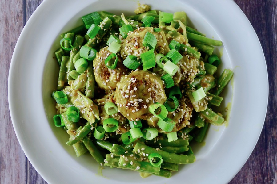 Vegetarische tempeh balletjes met sperziebonen