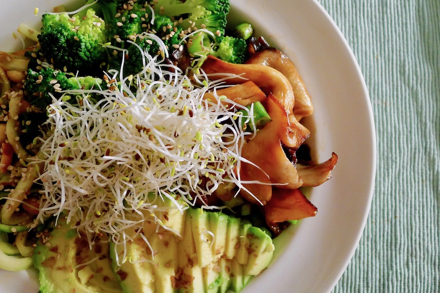 Aziatische groene salade met oesterzwam en avocado