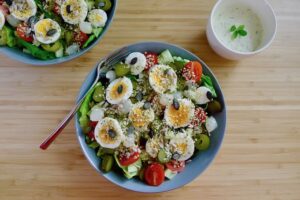 Salade met ei, augurk en yoghurtdressing, koolhydraatarm recept - koolhydraatarm genieten begint bij con-serveert.nl