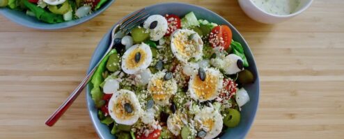 Salade met ei, augurk en yoghurtdressing