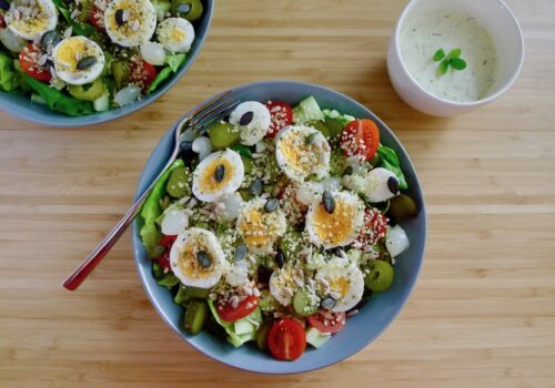 Salade met ei, augurk en yoghurtdressing, koolhydraatarm recept - koolhydraatarm genieten begint bij con-serveert.nl