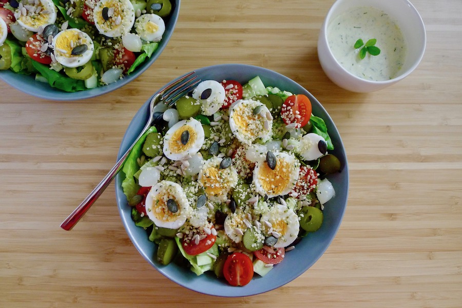 Salade met ei, augurk en yoghurtdressing, koolhydraatarm recept - koolhydraatarm genieten begint bij con-serveert.nl