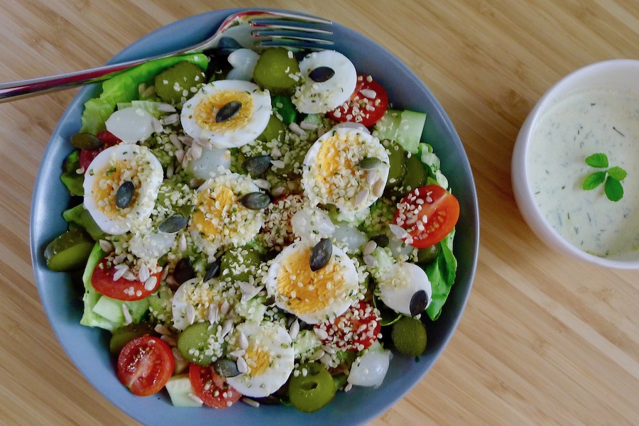 Salade met ei, augurk en yoghurtdressing, koolhydraatarm recept - koolhydraatarm genieten begint bij con-serveert.nl