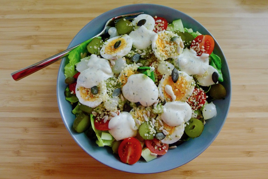 Salade met ei, augurk en yoghurtdressing, koolhydraatarm recept - koolhydraatarm genieten begint bij con-serveert.nl