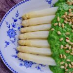 Asperges met spinazie-basilicumsaus, vegan recept - koolhydraatarm genieten begint bij con-serveert.nl