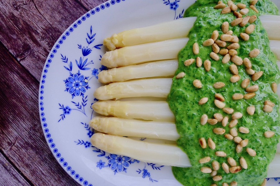 Asperges met spinazie-basilicumsaus, vegan recept - koolhydraatarm genieten begint bij con-serveert.nl