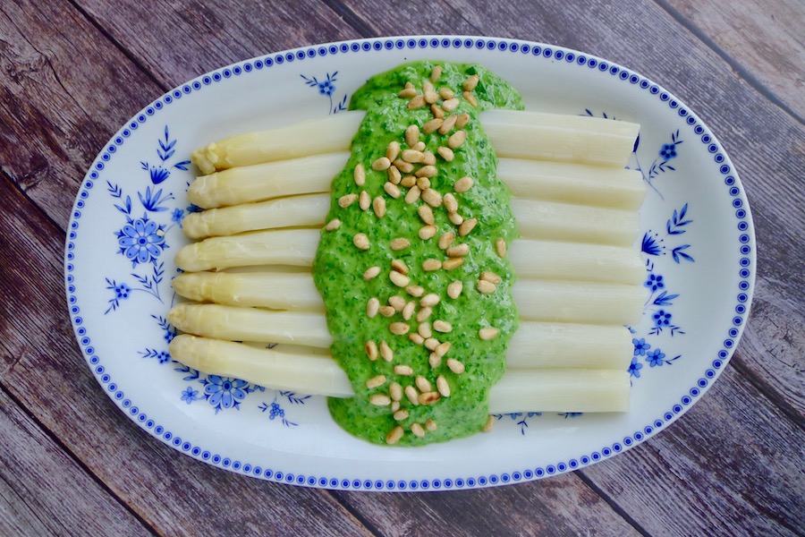 Asperges met spinazie-basilicumsaus, vegan recept - koolhydraatarm genieten begint bij con-serveert.nl