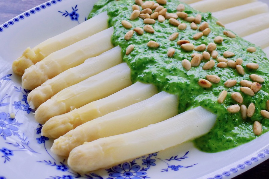 Asperges met spinazie-basilicumsaus, vegan recept - koolhydraatarm genieten begint bij con-serveert.nl