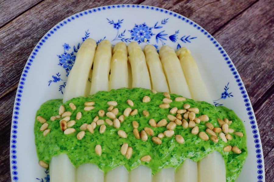 Asperges met spinazie-basilicumsaus, vegan recept - koolhydraatarm genieten begint bij con-serveert.nl