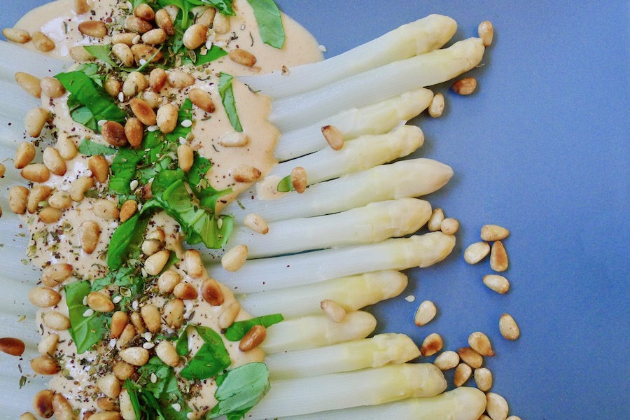 Asperges met tahinsaus recept - koolhydraatarm genieten begint bij con-serveert.nl