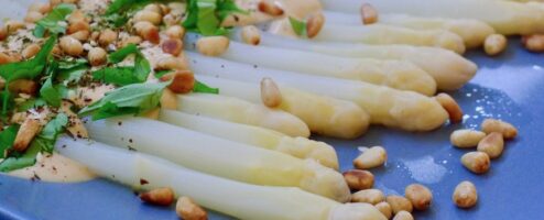 Asperges met tahinsaus