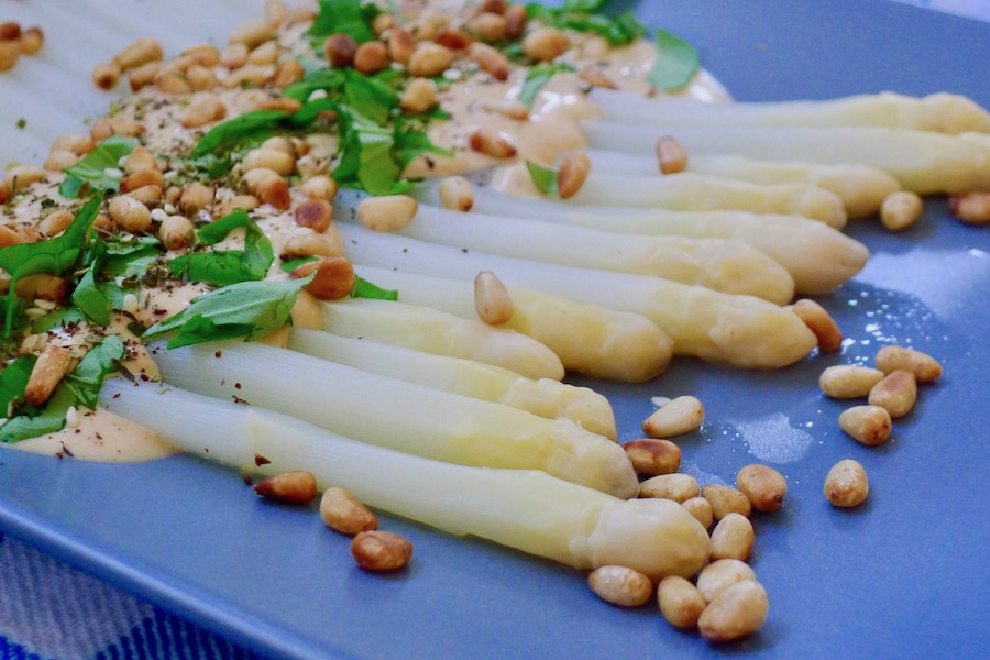 Asperges met tahinsaus