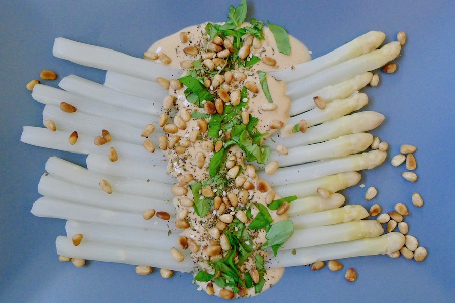 Asperges met tahinsaus recept - koolhydraatarm genieten begint bij con-serveert.nl