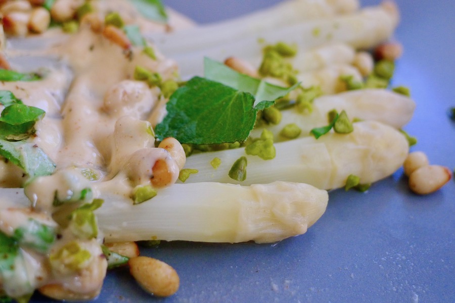 Asperges met tahinsaus recept - koolhydraatarm genieten begint bij con-serveert.nl