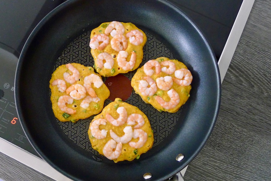 Keto garnalenpannenkoekjes met dip recept - koolhydraatarm genieten begint bij con-serveert.nl