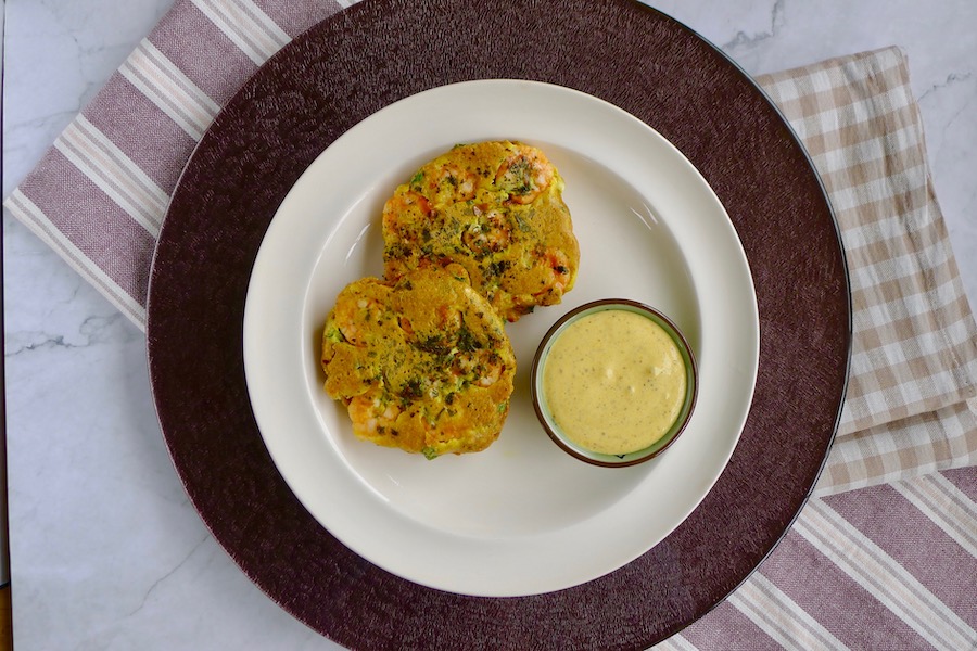 Keto garnalenpannenkoekjes met dip recept - koolhydraatarm genieten begint bij con-serveert.nl