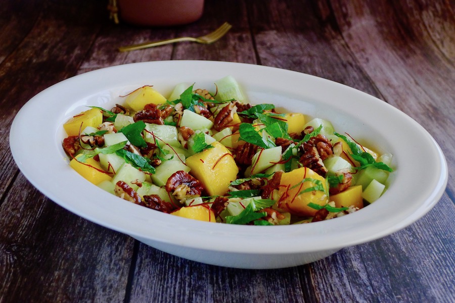 Komkommer mango salade met pecannoten recept - koolhydraatarm genieten begint bij con-serveert.nl