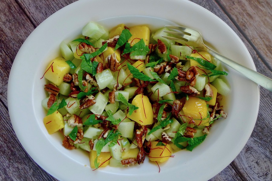 Komkommer mango salade met pecannoten recept - koolhydraatarm genieten begint bij con-serveert.nl