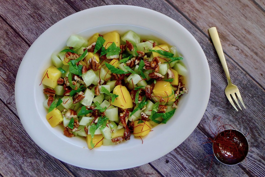 Komkommer mango salade met pecannoten recept - koolhydraatarm genieten begint bij con-serveert.nl