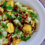 Komkommer mango salade met pecannoten recept - koolhydraatarm genieten begint bij con-serveert.nl
