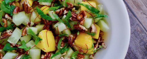 Komkommer mango salade met pecannoten