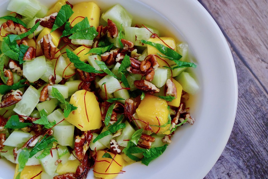 Komkommer mango salade met pecannoten