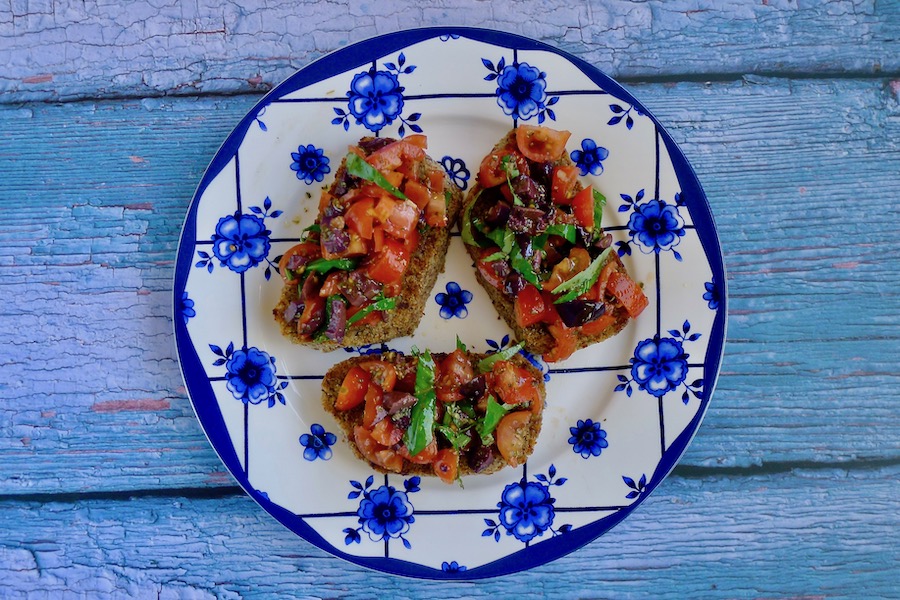 Koolhydraatarme bruschetta recept - koolhydraatarm genieten begint bij con-serveert.nl