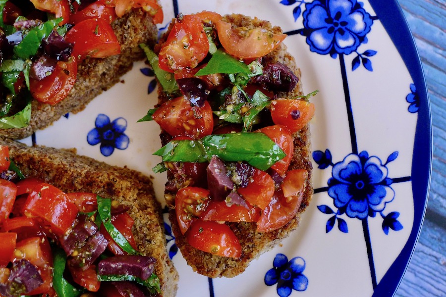 Koolhydraatarme bruschetta recept - koolhydraatarm genieten begint bij con-serveert.nl