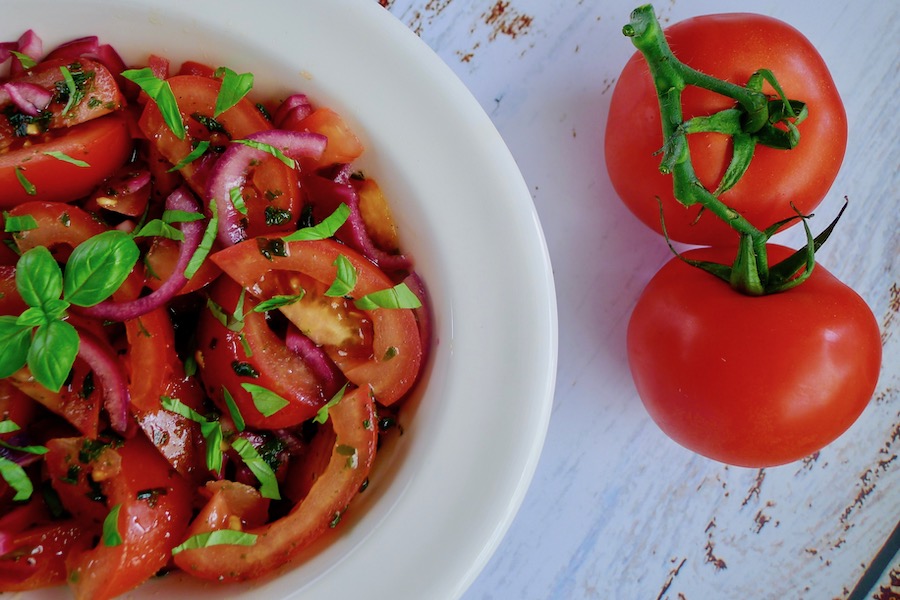 Tomaten salade met verse kruiden, koolhydraatarm recept - koolhydraatarm genieten begint bij con-serveert.nl