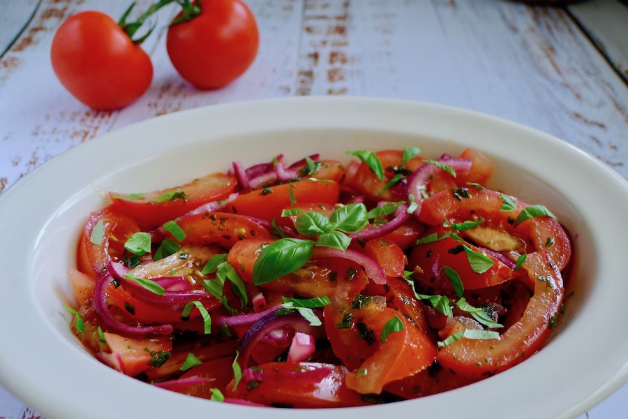 Tomaten salade met verse kruiden, koolhydraatarm recept - koolhydraatarm genieten begint bij con-serveert.nl