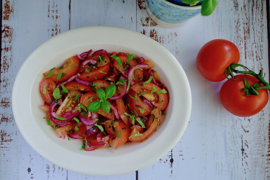 Tomaten salade met verse kruiden, koolhydraatarm recept - koolhydraatarm genieten begint bij con-serveert.nl