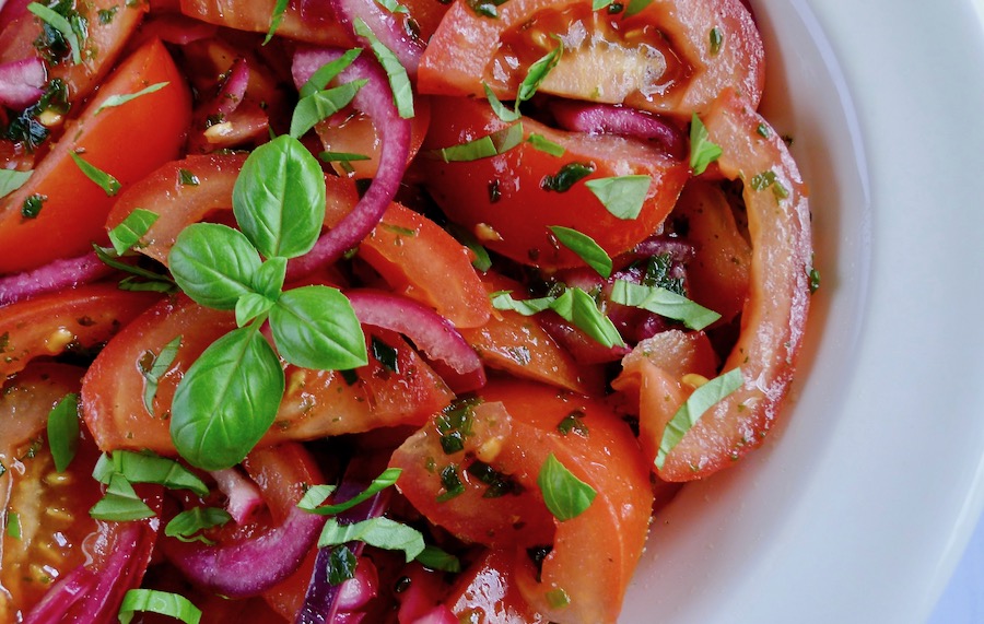 Tomaten salade met verse kruiden, koolhydraatarm recept - koolhydraatarm genieten begint bij con-serveert.nl