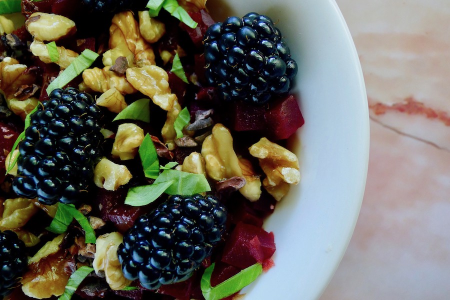 Bieten salade met bramen en cacaonibs, koolhydraatarm recept - koolhydraatarm genieten begint bij Con-serveert.nl