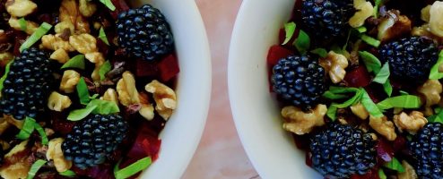 Bieten salade met bramen en cacaonibs