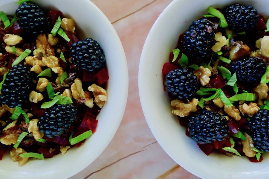 Bieten salade met bramen en cacaonibs