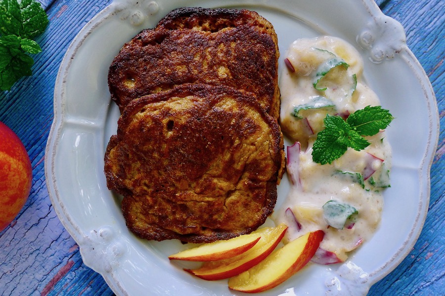 Zoete aardappel pannenkoekjes met nectarine munt yoghurt