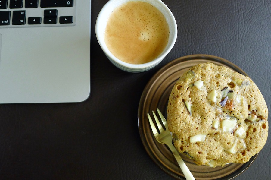 Koolhydraatarme citroen mug cake met verse vijg en witte chocolade recept - koolhydraatarm genieten begint bij con-serveert.nl