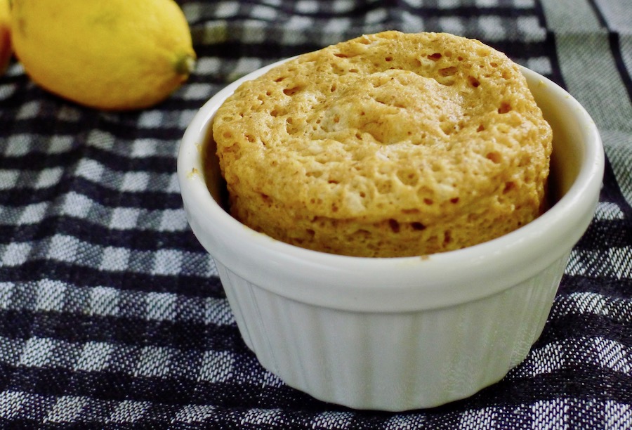 Koolhydraatarme citroen mug cake met witte chocolade recept - koolhydraatarm genieten begint bij con-serveert.nl