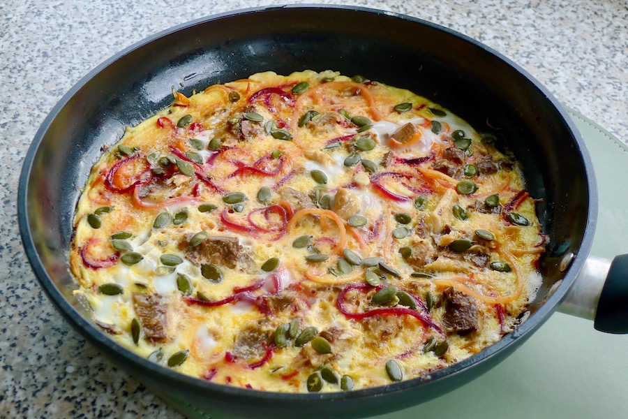 Frittata met spiraalgroente en sardines, recept met vis - koolhydraatarm genieten begint bij con-serveert.nl