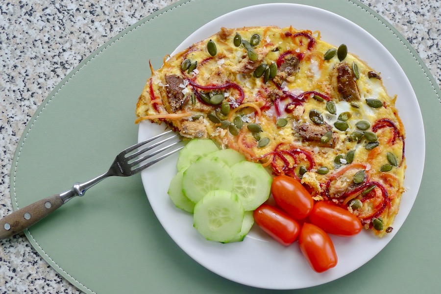 Frittata met spiraalgroente en sardines, recept met vis - koolhydraatarm genieten begint bij con-serveert.nl