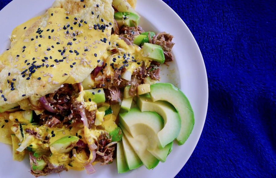 Pulled jackfruit omelet met appel en avocado, koolhydraatarm recept - koolhydraatarm genieten begint bij con-serveert.nl