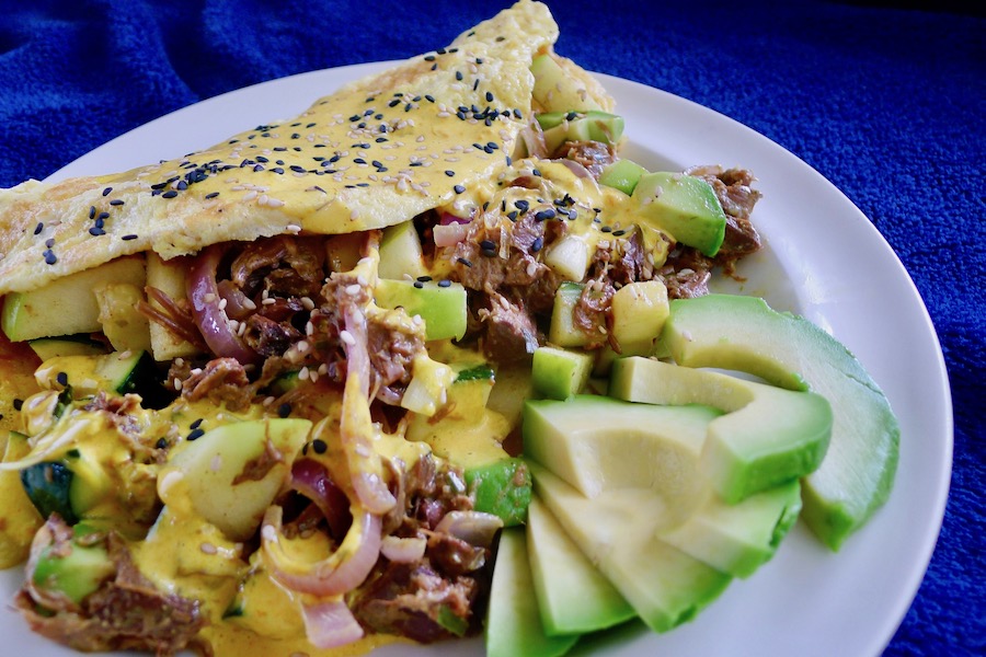 Pulled jackfruit omelet met appel en avocado