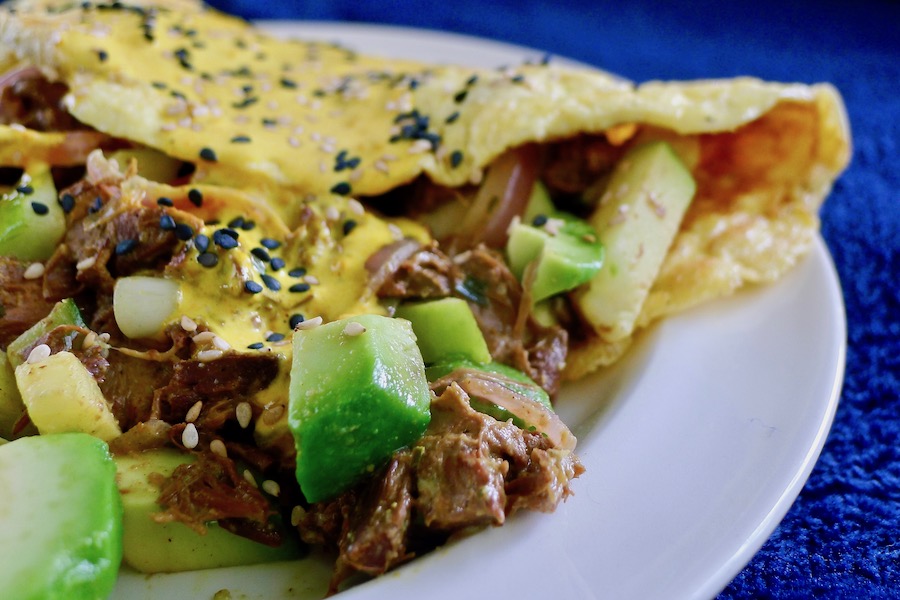 Pulled jackfruit omelet met appel en avocado, koolhydraatarm recept - koolhydraatarm genieten begint bij con-serveert.nl