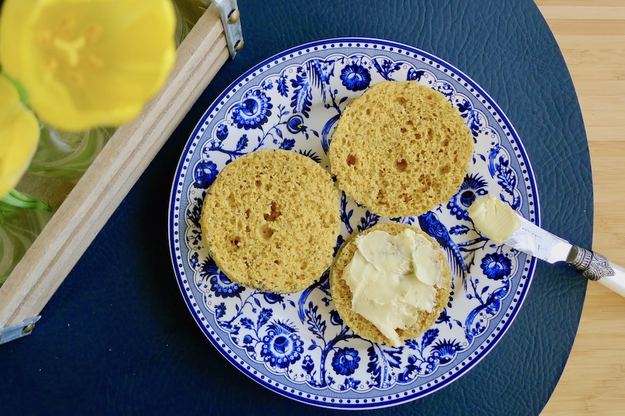 Broodje uit de magnetron van lupinemeel (glutenvrij, zuivelvrij, notenvrij)