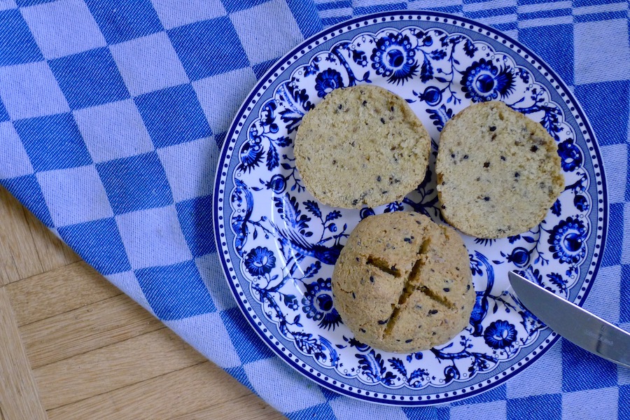 Keto bolletjes van amandelmeel en lupinemeel, glutenvrij en lactosevrij recept - koolhydraatarm genieten begint bij Con-serveert.nl