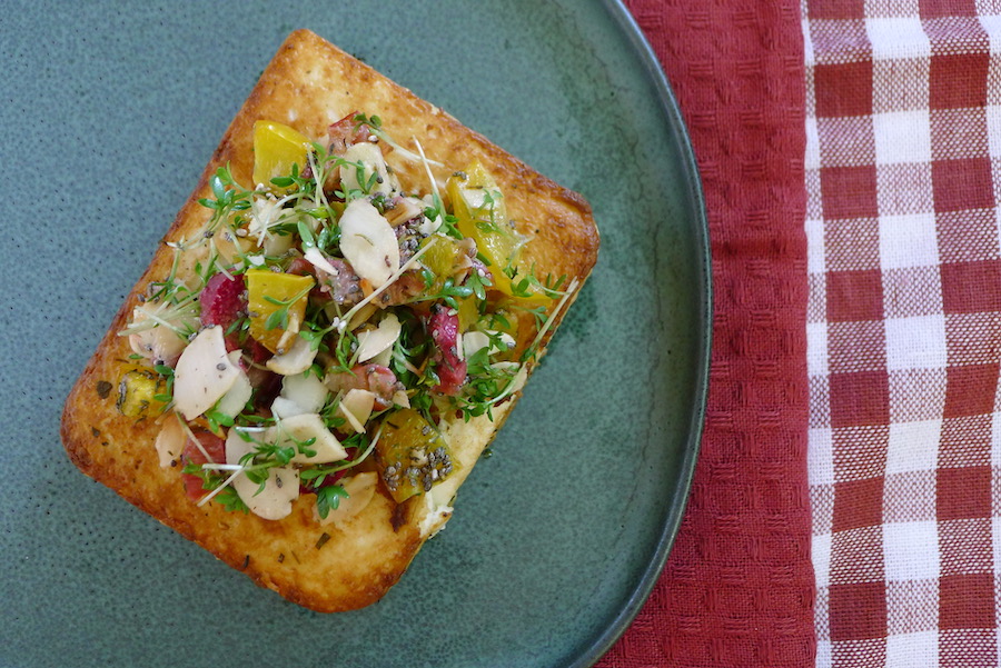 Gebakken tofu (of halloumi) met rabarber paprika topping, koolhydraatarm recept - koolhydraatarm genieten begint bij Con-serveert.nl