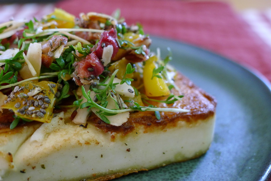 Gebakken tofu (of halloumi) met rabarber paprika topping, koolhydraatarm recept - koolhydraatarm genieten begint bij Con-serveert.nl