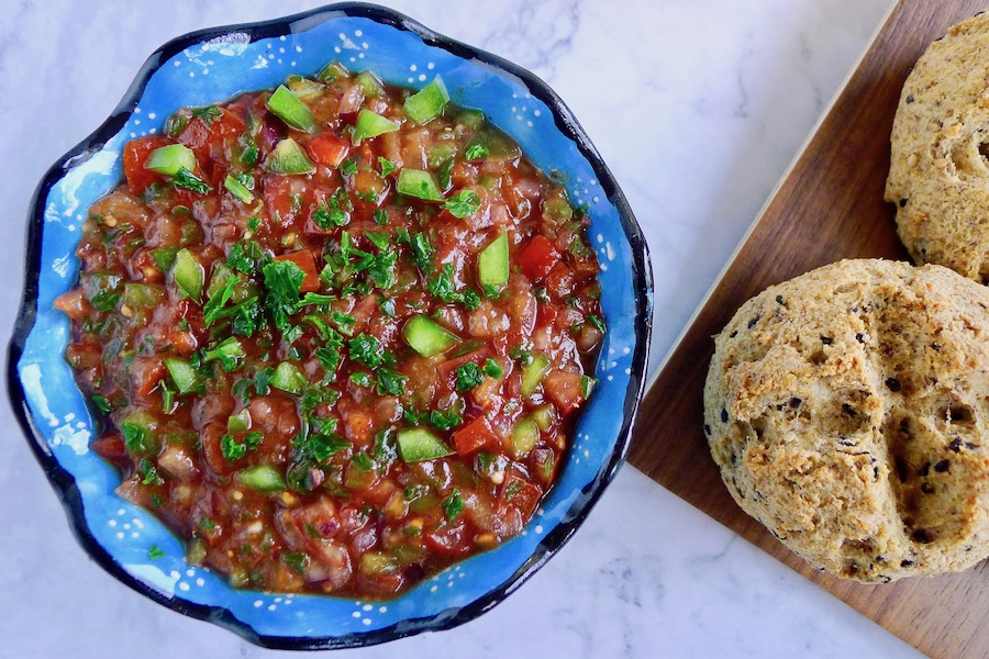 Ezme - Turkse tomatensalsa mezze recept - koolhydraatarm genieten begint bij www.con-serveert.nl